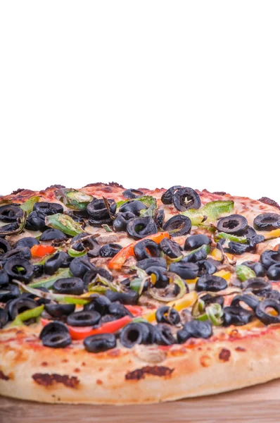 Pizza auf einem Schneidebrett senkrecht — Stockfoto