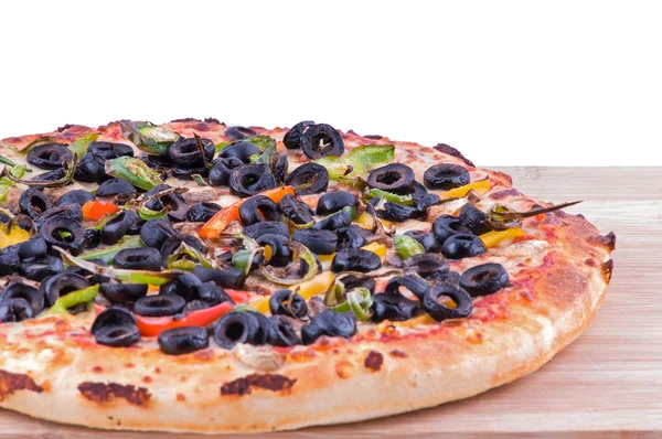Bütün pizza sol taraftan görünüm