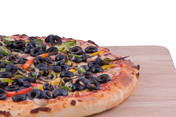 Bütün pizza sol taraftan görünüm