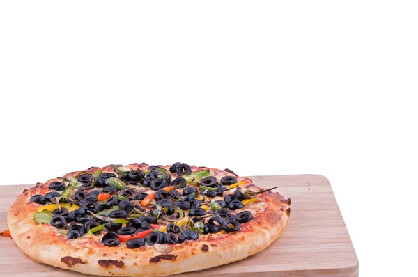 Volle Pizza auf einem Schneidebrett Seitenansicht — Stockfoto