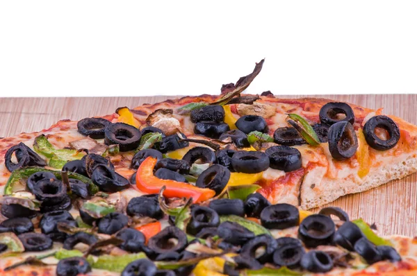 Pizza auf dem Schneidebrett Nahaufnahme — Stockfoto