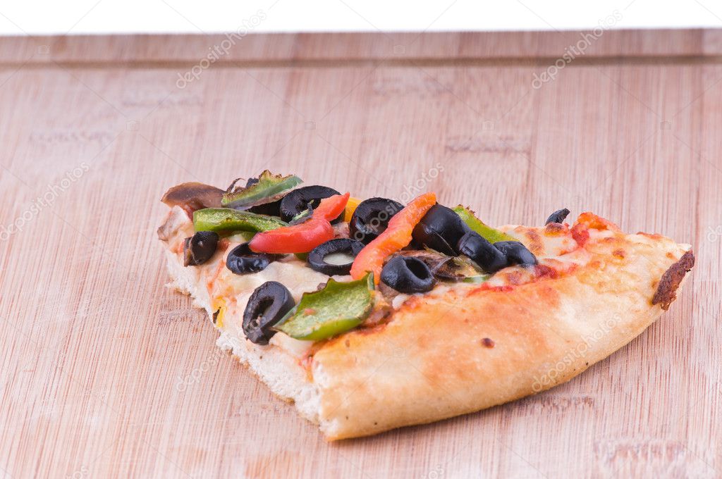 doğrama kurulu üzerinde pizza dilimi — Stok Foto © mjamil81 39652905