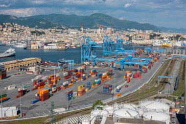 Ceneviz, İtalya - 06 06 06 2021: Ceneviz Limanı 'nın panoramik görünümü, İtalya.