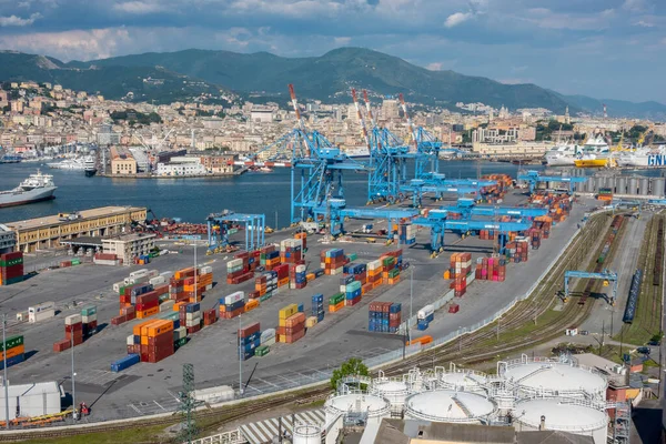 Ceneviz, İtalya - 06 06 06 2021: Ceneviz Limanı 'nın panoramik görünümü, İtalya.