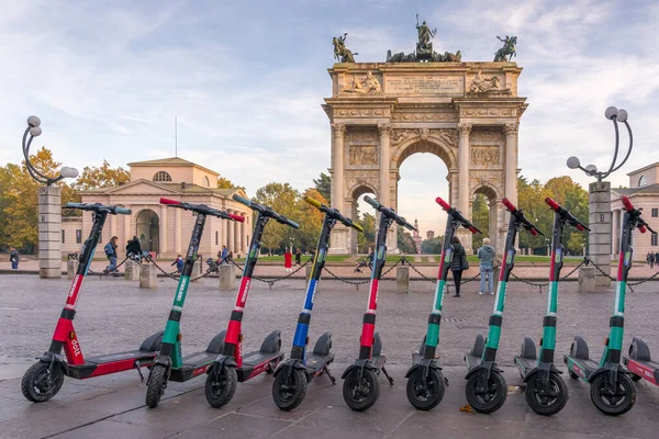 Milan, Italie - 11 03 2021 : Scooters électriques près de Arco della Pace - Peace Arch. — Photo
