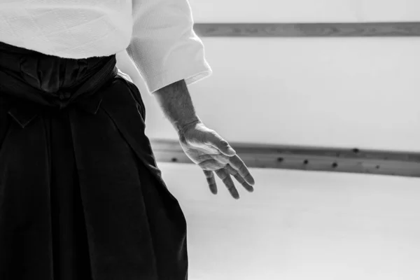 Άνθρωπος που ασκεί aikido σε dojo φόντο. — Φωτογραφία Αρχείου