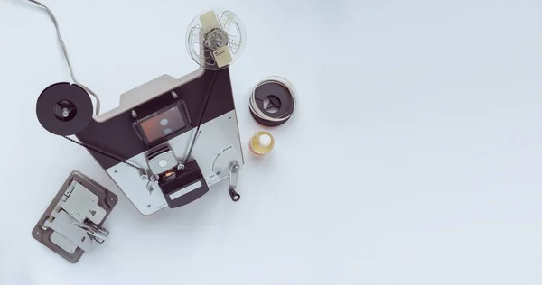 Moviola vintage de 8mm com cortador, bobina de 8mm e cola. — Fotografia de Stock