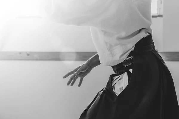 Mann praktiziert Aikido im Dojo-Hintergrund. — Stockfoto
