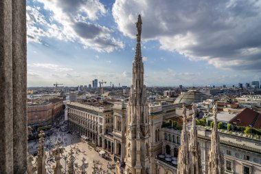 Milan, İtalya. Duomo Katedrali 'nin teraslarından panoramik manzara, Terrazze del Duomo.