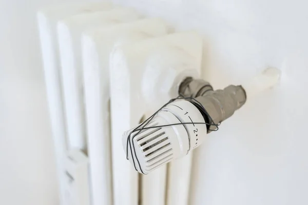 Valvola del radiatore termostatico rotto. — Foto Stock
