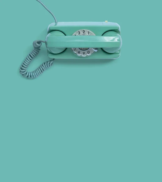 Een Groene Vintage Wijzerplaat Telefoon Met Groene Achtergrond — Stockfoto