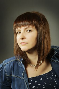 yüzü kahverengi gözlü kız