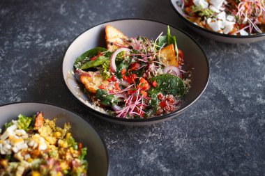 Üç tane taze renkli salata seti. Kadınlar için sağlıklı beslenme