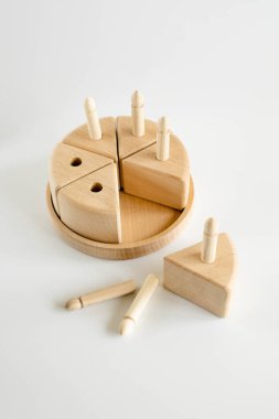 Tahtadan plastik oyuncaklar - bebekler için blokları olan pasta