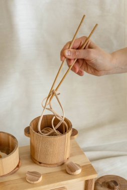 Çocukları eğitmek için doğa malzemelerinden alınan ahşap eko oyuncaklarla pişirme işlemi. Ekonomi oyuncaklarıyla eğlenceli bir oyun