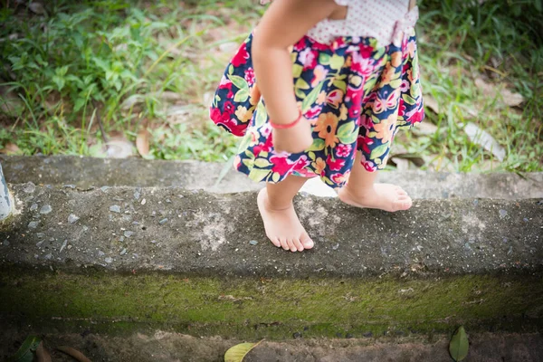 Pies Niña Caminando Sobre Hormigón Concéntrate Lugar — Foto de Stock