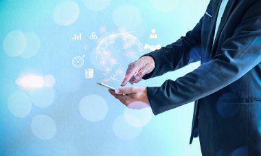 Akıllı cep telefonu kullanan bir iş adamı. Business global internet bağlantısı uygulama teknolojisi ve dijital pazarlama, Finansal ve bankacılık, Dijital bağlantı teknolojisi, Blokchain.