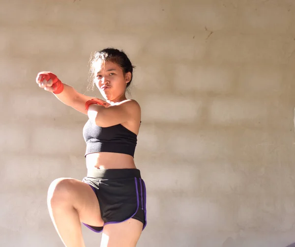 Mulher Bonita Com Luvas Boxe Vermelhas Atraente Feminino Boxer Training — Fotografia de Stock