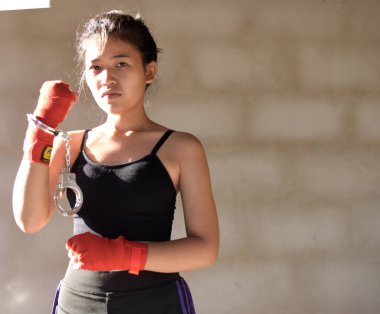 Kadın kelepçeli, yakın plan, yasaları çiğnemekten tutuklu..