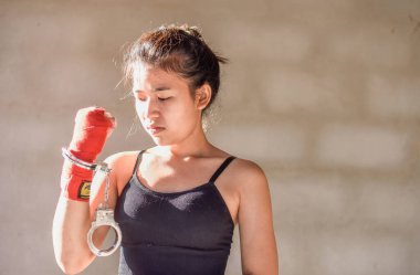 Kadın kelepçeli, yakın plan, yasaları çiğnemekten tutuklu..