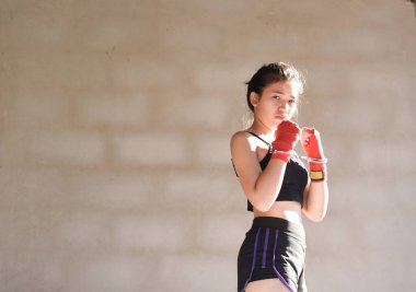 Kadın kelepçeli, yakın plan, yasaları çiğnemekten tutuklu..