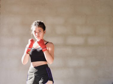 Kadın kelepçeli, yakın plan, yasaları çiğnemekten tutuklu..