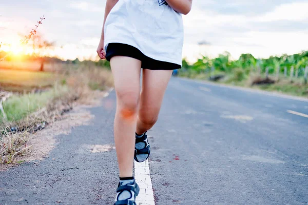 Азиатская Девушка Занимающаяся Перед Фитнес Сессией Улице Вечерним Солнцем Здоровые — стоковое фото