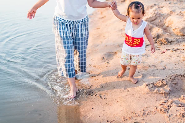 Mother Daughter Play Beach — Stock Photo, Image