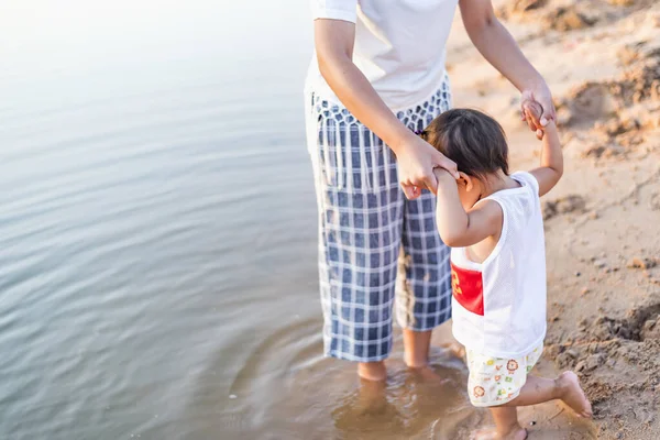 Mother Daughter Play Beach — Stock Photo, Image