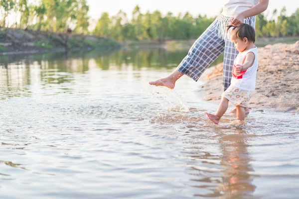 Mother Daughter Walking Beach — Stock Photo, Image