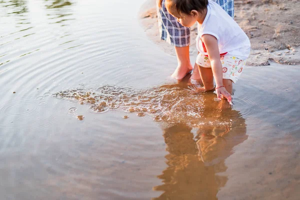 Счастливая Семья Мать Маленькая Дочь Играют Воде Пляже Солнечный День — стоковое фото