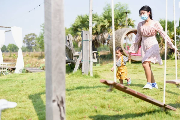 Família Divertindo Natureza — Fotografia de Stock