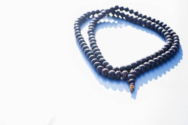 Tespih boncukları gri arka plan inancı üzerine.