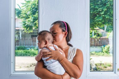 gülüyor ve kızı yetiştirme cazip anne.