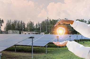 Şirket yöneticisi, çatıdan güneş enerjisinin şebekeye nasıl satılacağı konusunda sunum yapıyor. Enerji üreticisi-tüketicisi, enerji üreticisi, sanal enerji santrali için sanayi ve teknoloji kavramı.