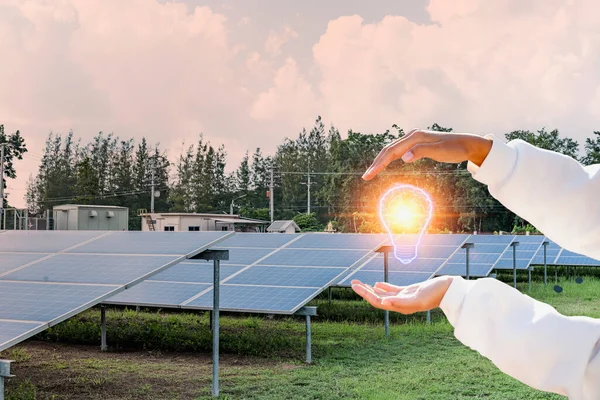 Şirket Yöneticisi Çatıdan Güneş Enerjisinin Şebekeye Nasıl Satılacağı Konusunda Sunum — Stok fotoğraf