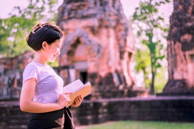 Turistler ya da arkeologlar bir zamanlar zengin olan Khmer şatosunu keşfediyorlar..
