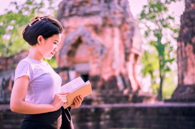 Turistler ya da arkeologlar bir zamanlar zengin olan Khmer şatosunu keşfediyorlar..