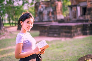 Turistler ya da arkeologlar bir zamanlar zengin olan Khmer şatosunu keşfediyorlar..