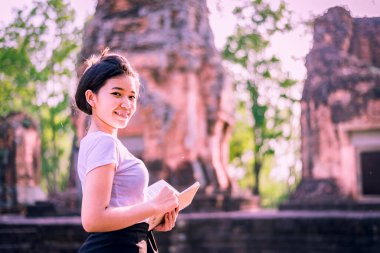 Turistler ya da arkeologlar bir zamanlar zengin olan Khmer şatosunu keşfediyorlar..