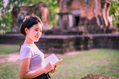 Turistler ya da arkeologlar bir zamanlar zengin olan Khmer şatosunu keşfediyorlar..