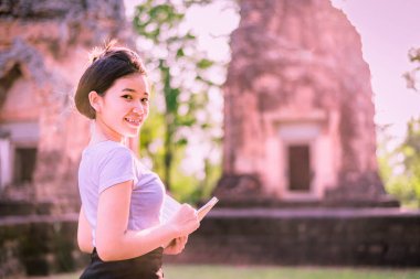 Turistler ya da arkeologlar bir zamanlar zengin olan Khmer şatosunu keşfediyorlar..