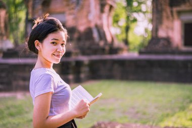 Turistler ya da arkeologlar bir zamanlar zengin olan Khmer şatosunu keşfediyorlar..