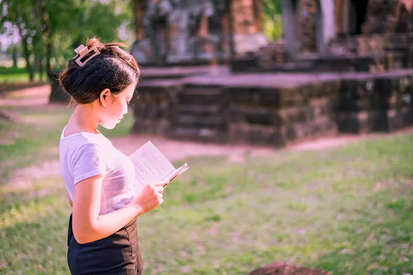 Turistler ya da arkeologlar bir zamanlar zengin olan Khmer şatosunu keşfediyorlar..