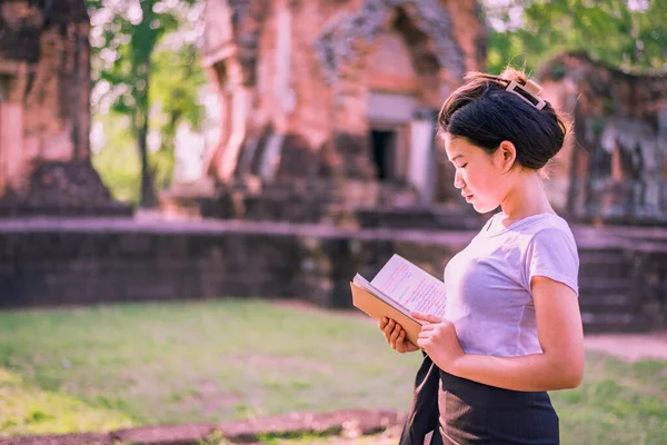 Turistler ya da arkeologlar bir zamanlar zengin olan Khmer şatosunu keşfediyorlar..