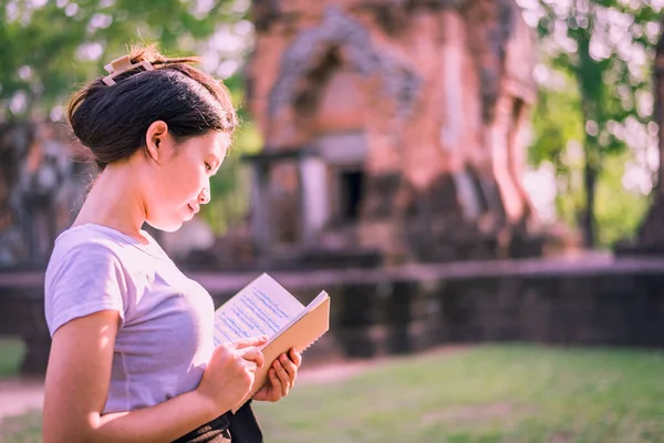 Turistler ya da arkeologlar bir zamanlar zengin olan Khmer şatosunu keşfediyorlar..