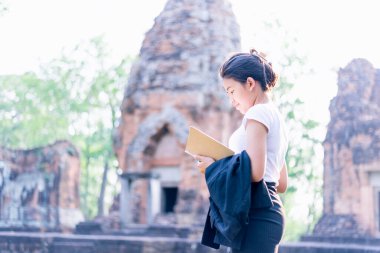 Turistler ya da arkeologlar bir zamanlar zengin olan Khmer şatosunu keşfediyorlar..