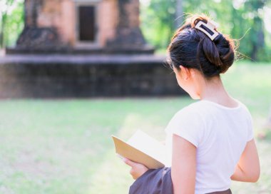 Turistler ya da arkeologlar bir zamanlar zengin olan Khmer şatosunu keşfediyorlar..