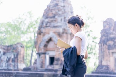 Turistler ya da arkeologlar bir zamanlar zengin olan Khmer şatosunu keşfediyorlar..