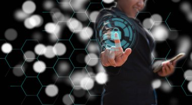 Bulanık iş adamı kişisel verileri ve siber güvenlik teknoloji ağını korumak için asma kilit simgesini tutuyor ve sanal ekrana bağlanıyor.